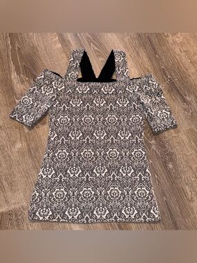 River Island Black White Patterned embroidered cold shoulder top US 2 (UK 6) NWT